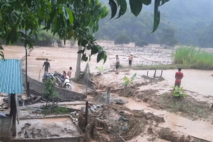 Lũ lớn khiến nhiều ngôi nhà bị đổ sập, hư hỏng nặng. Lũ lớn khiến nhiều ngôi nhà bị đổ sập, hư hỏng nặng.