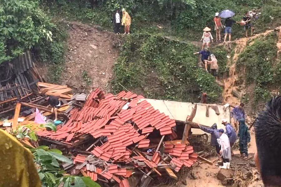 Theo ông Biên, lúc này trên địa bàn đang có mưa rất to, phía lực lượng chức năng cùng người dân địa phương đang thực hiện công tác cứu hộ cứu nạn, di dời đồ đạc cho những nhà dân bị ảnh hưởng và có nguy cơ bị ảnh hưởng. Theo ông Biên, lúc này trên địa bàn đang có mưa rất to, phía lực lượng chức năng cùng người dân địa phương đang thực hiện công tác cứu hộ cứu nạn, di dời đồ đạc cho những nhà dân bị ảnh hưởng và có nguy cơ bị ảnh hưởng.