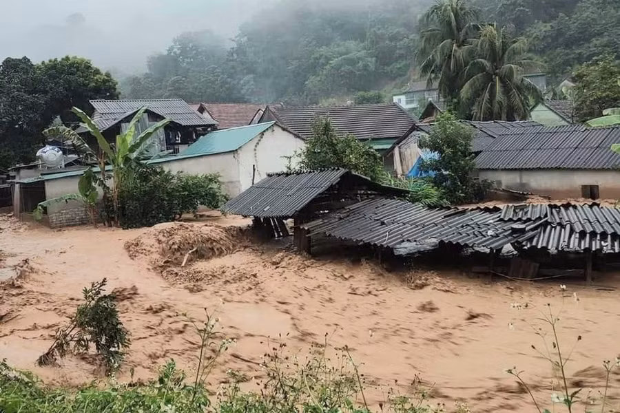 Ngay trong đêm, chính quyền huyện Kỳ Sơn đã huy động tối đa lực lượng cán bộ, chiến sĩ công an, bộ đội cùng các phương tiện, máy móc hỗ trợ người dân sơ tán người và tài sản đến nơi an toàn. Ngay trong đêm, chính quyền huyện Kỳ Sơn đã huy động tối đa lực lượng cán bộ, chiến sĩ công an, bộ đội cùng các phương tiện, máy móc hỗ trợ người dân sơ tán người và tài sản đến nơi an toàn.