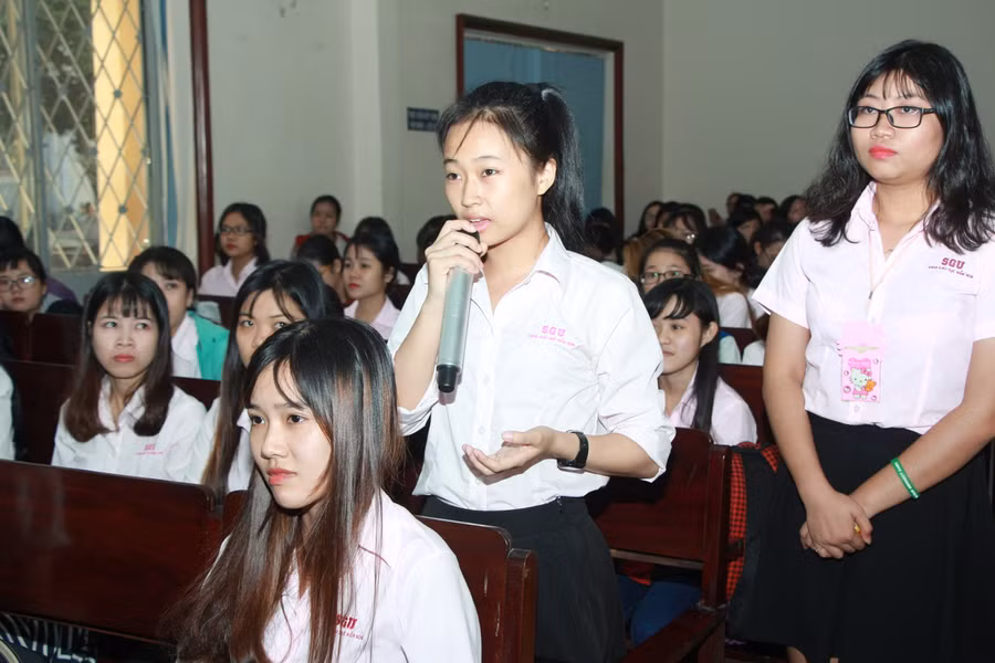 Học sinh Khoa sư phạm mầm non Trường ĐH Sài Gòn trao đổi với các chuyên gia