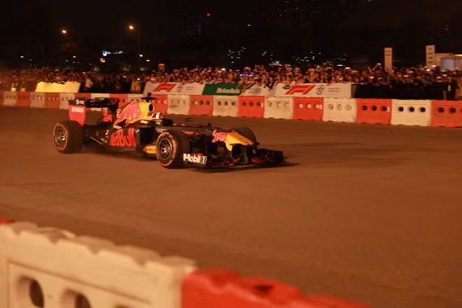 Xe đua F1 lao qua như cơn gió trước khu vực sân vận động Mỹ Đình, ngàn người hò reo - Ảnh 4. Xe đua F1 lao qua như cơn gió trước khu vực sân vận động Mỹ Đình, ngàn người hò reo - Ảnh 4.