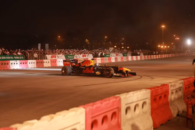 Xe đua F1 lao qua như cơn gió trước khu vực sân vận động Mỹ Đình, ngàn người hò reo - Ảnh 2. Xe đua F1 lao qua như cơn gió trước khu vực sân vận động Mỹ Đình, ngàn người hò reo - Ảnh 2.