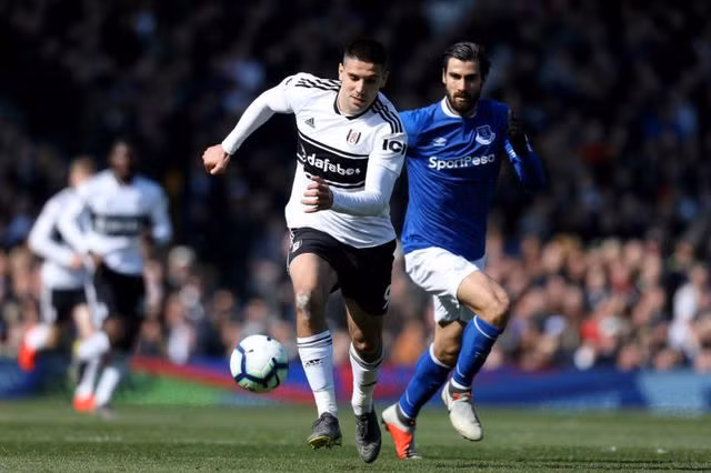 Andre Gomes (phải) sẽ phải ngồi ngoài ba trận