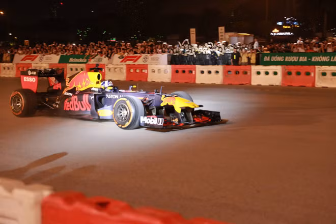 Xe đua F1 lao qua như cơn gió trước khu vực sân vận động Mỹ Đình, ngàn người hò reo - Ảnh 8. Xe đua F1 lao qua như cơn gió trước khu vực sân vận động Mỹ Đình, ngàn người hò reo - Ảnh 8.