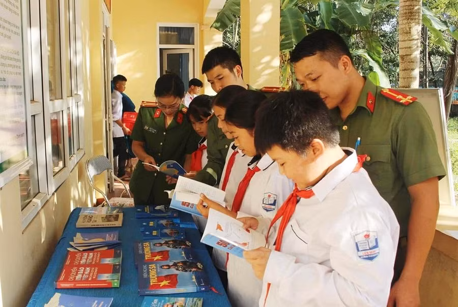 Tuyên truyền kiến thức về chủ quyền biển đảo cho học sinh huyện miền núi Võ Nhai, Thái Nguyên.