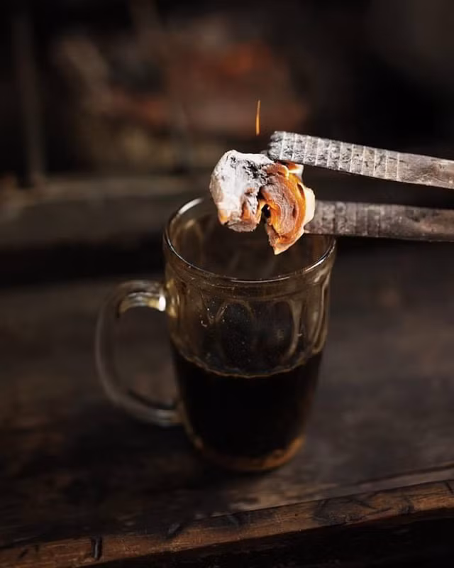 Đi uống cà phê kèm than để chữa đầy hơi, buồn nôn, tiêu chảy ảnh 1