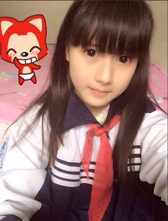 Nếu không được phép trang điểm kể cả tô son, các teen girl hãy cố gắng điểm tô cho đôi mắt để gương mặt có điểm nhấn. Thay vì các kiểu mascara, eyeliner không phù hợp với học đường, nhiều nữ sinh chọn cách đeo kính áp tròng với màu sắc thật tự nhiên như đen, nâu đen. lam-dep-di-hoc-3-5013-1443003388.jpg
