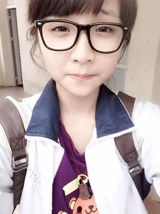 Kính giả cận size to, thậm chí là kính gọng nhựa không tròng rất được các teen yêu thích khi tới lớp vì giúp gương mặt trông rất nhí nhảnh, đáng yêu mà chẳng hề cần đến son phấn. lam-dep-di-hoc-2-2629-1443003388.jpg