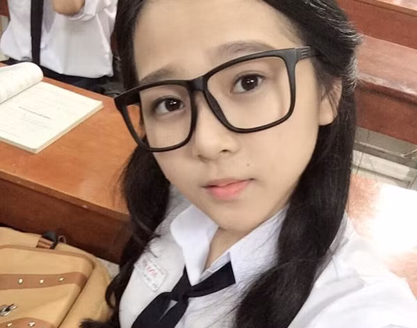 Để vẫn thật cute tới lớp, hãy che giấu gương mặt hơi nhợt nhạt của mình bằng một chiếc gọng kính thật cute. lam-dep-di-hoc-1-3708-1443003388.jpg
