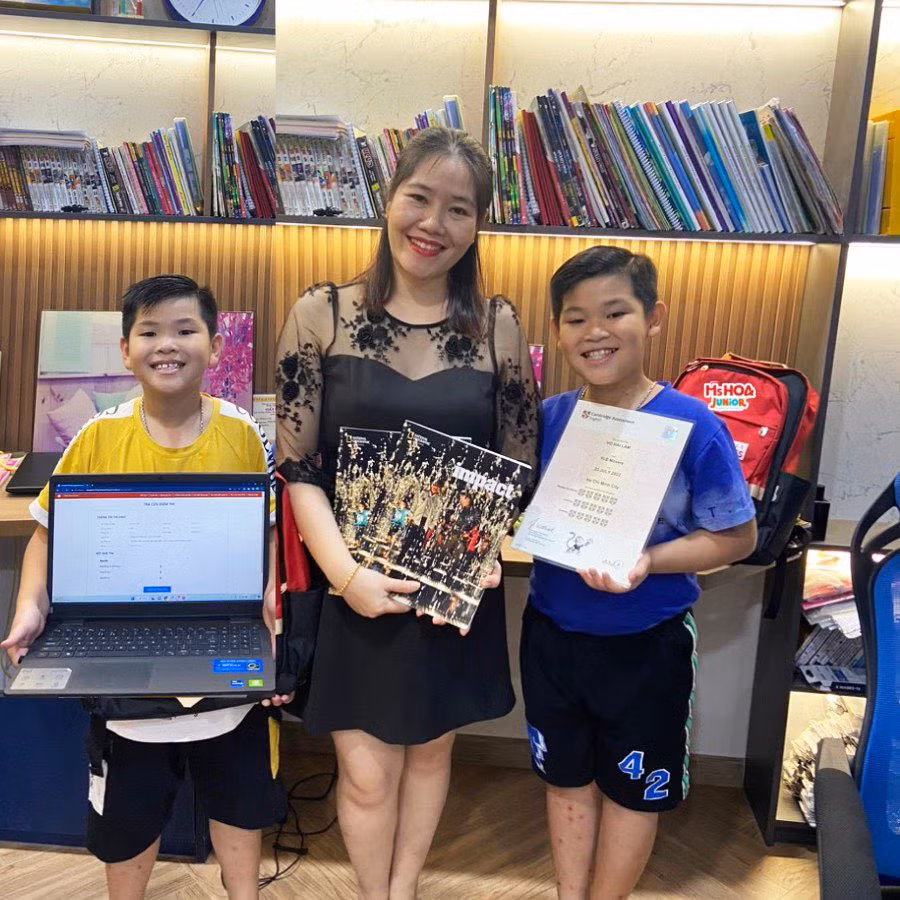 Chị Trần Ty và hai con trai đạt 15/15 khiên Cambridge sau quá trình học tại Ms Hoa Junior.