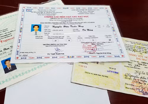 Nhiều văn bằng, chứng chỉ giả được ông Huy sử dụng để xin việc. Ảnh:Ngọc Trường. Nhiều văn bằng, chứng chỉ giả được Huy làm để sử dụng đi xin việc. Ảnh: Ngọc Trường.