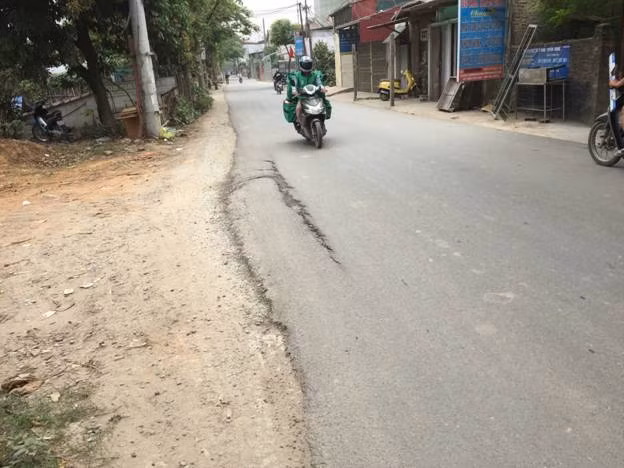 Đoạn đường mới được tu sửa nhưng đã lại xuống cấp, nứt toác, gập ghềnh Đoạn đường mới được tu sửa nhưng đã lại xuống cấp, nứt toác, gập ghềnh