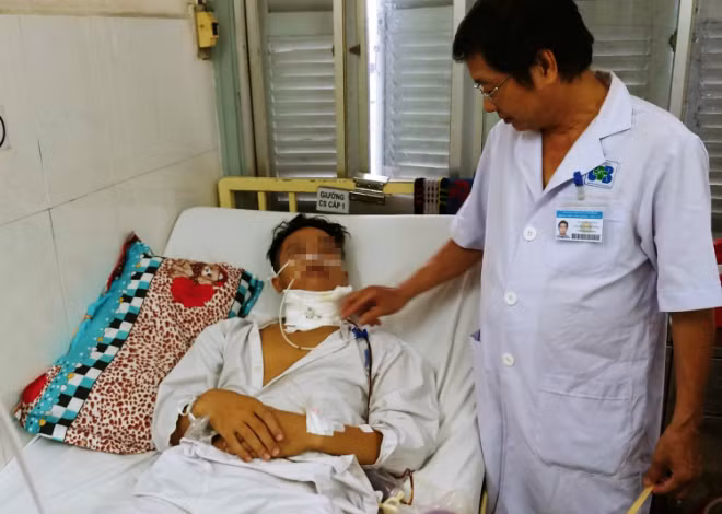 Bác sĩ Trường thăm khám cho bệnh nhân sau phẫu thuật. Ảnh: Lê Phương.