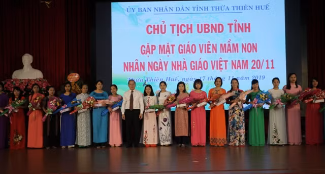 Ông Phan Ngọc Thọ Chủ tịch UBND tỉnh Thừa Thiên Huế chụp hình lưu niệm với các giáo viên mầm non