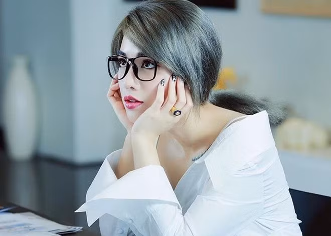 Lê Châu Giang (sinh năm 1993, tại Hà Nội) là cái tên không còn xa lạ trong hội con nhà giàu Việt Nam. Cô tốt nghiệp chuyên ngành thiết kế thời trang của trường Istituto Marangoni London tại Anh vào năm 2016, là một trong những sinh viên Việt Nam đạt thành tích xuất sắc nhất. Trong lĩnh vực thiết kế, nhiều người biết đến Châu Giang dưới cái tên Claret Giang Lê. Thương hiệu của cô được khá nhiều hot girl, sao Việt ưa chuộng. Hoi rich kid giau co sang chanh ma van ham me kinh doanh hinh anh 10