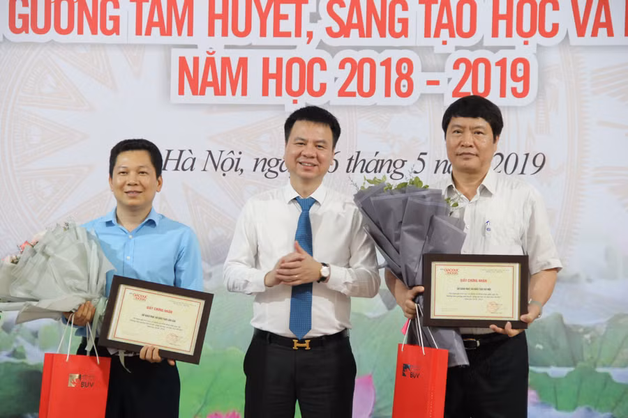 Nhà báo Triệu Ngọc Lâm - Tổng Biên tập Báo Giáo dục & Thời đại trao giải tập thể cho Sở GD&ĐT Hà Nội và Lào Cai. Ảnh: Sỹ Điền