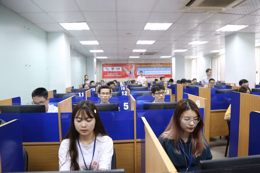 Các học sinh, sinh viên dự thi cuộc thi Vô địch Tin học Văn phòng Thế giới - Viettel 2019