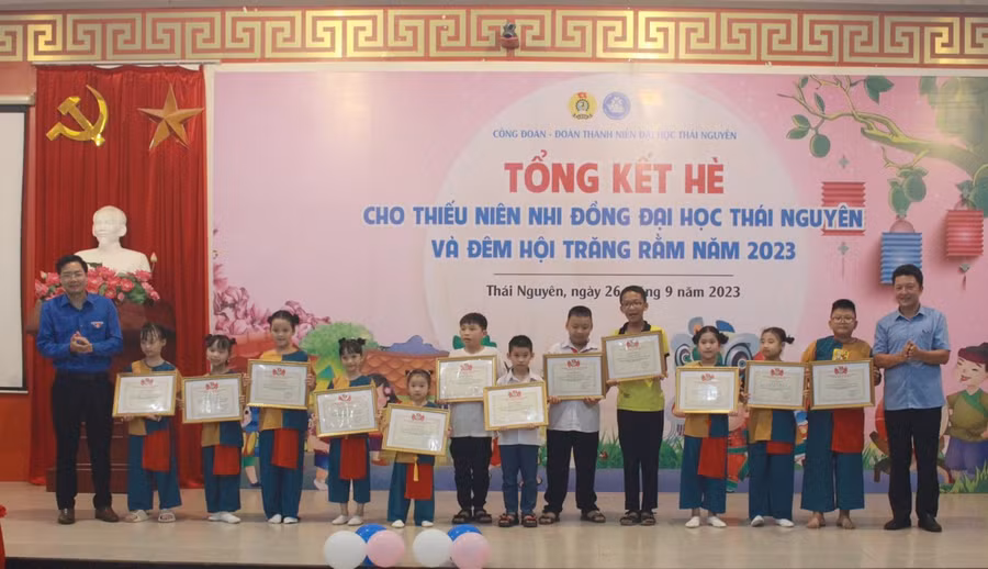Ban tổ chức khen thưởng cho thiếu niên nhi đồng.
