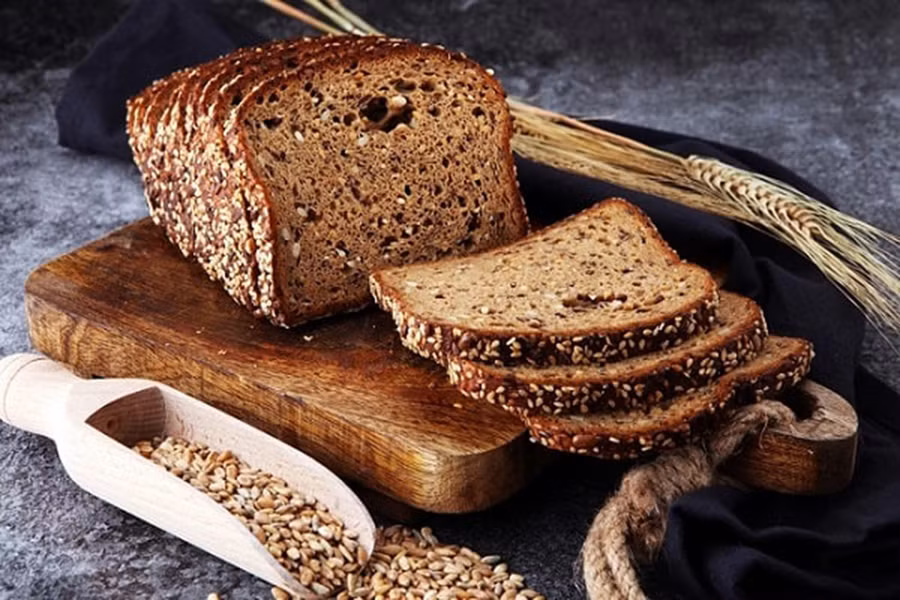 Cám và mầm bổ sung trong bánh mì nguyên hạt cung cấp cho bạn ít tinh bột và nhiều chất xơ hơn bánh mì trắng. (Ảnh: ITN) Cám và mầm bổ sung trong bánh mì nguyên hạt cung cấp cho bạn ít tinh bột và nhiều chất xơ hơn bánh mì trắng. (Ảnh: ITN)