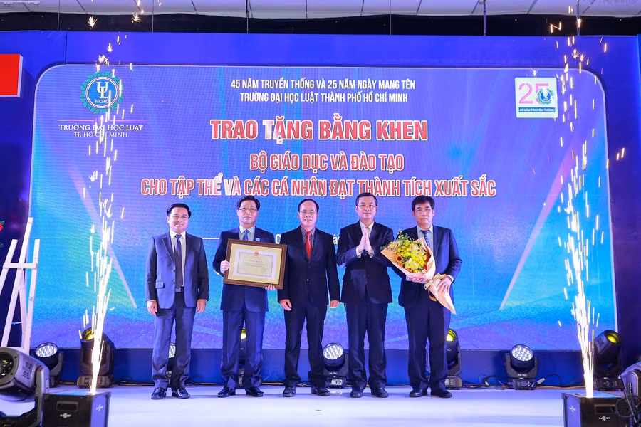 Bằng sự phát triển bền vững và vượt bậc trong công tác đào tạo nhân lực pháp luật Trường ĐH Luật TP.HCM nhận bằng khen của Chính phủ và Bộ GD&amp;ĐT