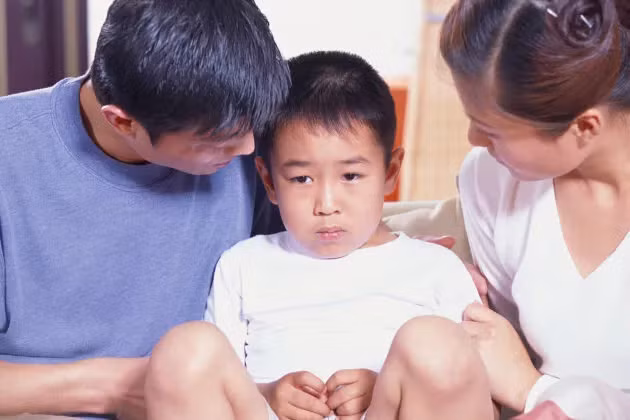 Bảo vệ trẻ quá mức có thể dẫn đến cảm giác lo lắng và bất an vì chúng không cảm thấy sẵn sàng để tự mình đối mặt với thế giới. (Ảnh: ITN).