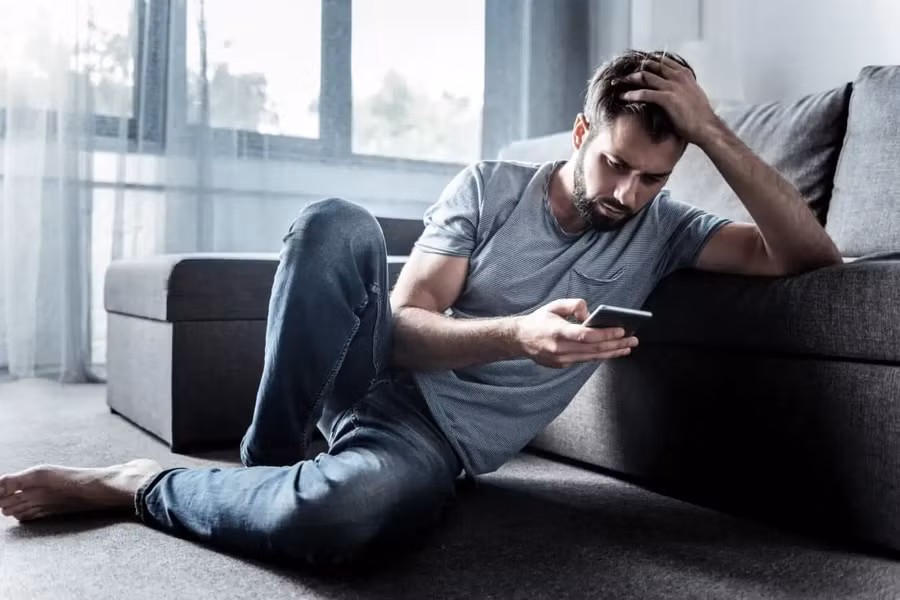 Việc chú ý quá nhiều đến trang cá nhân của người khác có nghĩa là bạn quan tâm đến họ. (Ảnh: ITN).