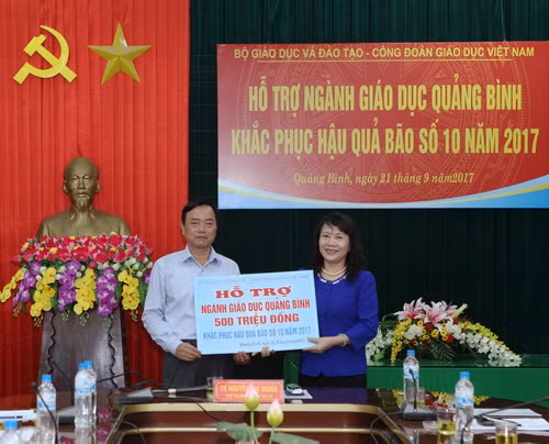  Thứ trưởng Nguyễn Thị Nghĩa: không để học sinh thiếu phòng học, sách vở sau bão