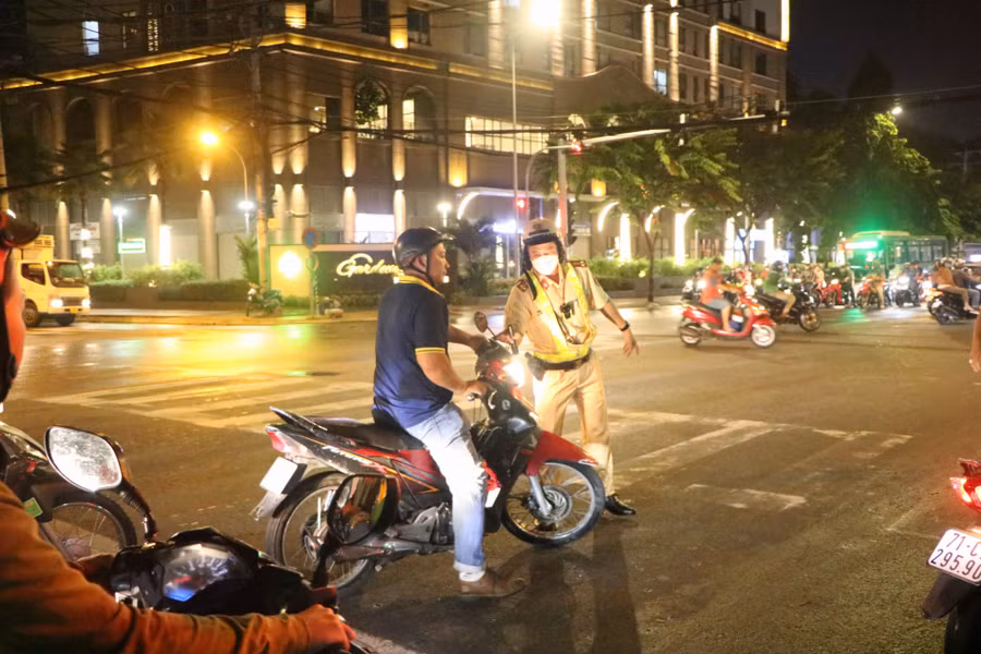Một ma men say xỉn va chạm với xe máy bị CSGT đưa vào chốt kiểm tra độ cồn.
