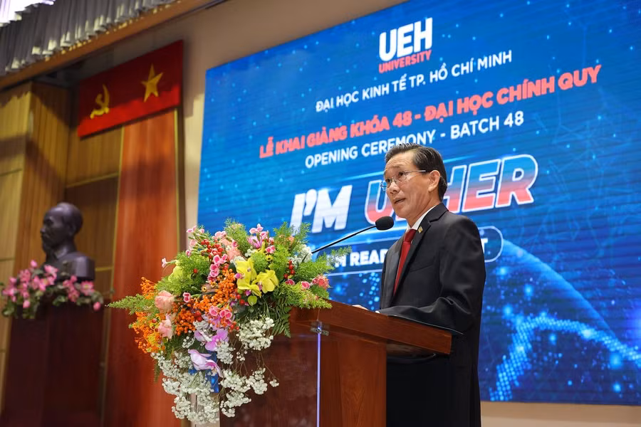 GS.TS Sử Đình Thành - Hiệu trưởng UEH phát biểu tại lễ khai giảng.