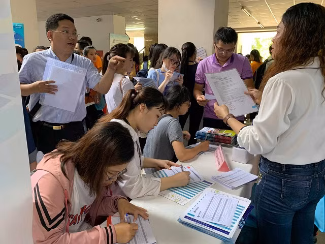 Sinh viên điền thông tin vào hồ sơ ứng tuyển vị trí việc làm mình ưng ý