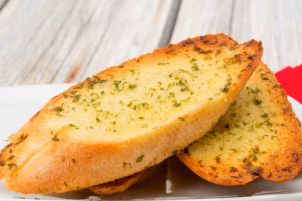 Bí quyết làm 6 món ngon từ bánh mì cũ ảnh 2