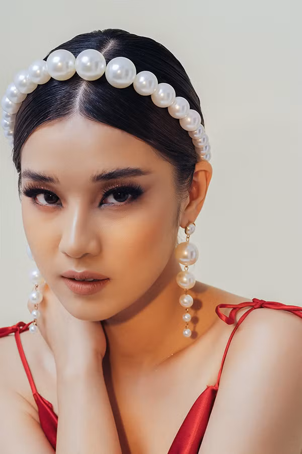 Với tông trang điểm khá đậm, cô khiến mọi người ngỡ ngàng đến mức không nhận ra cô gái đáng yêu ngày nào. Với tông trang điểm khá đậm, cô khiến mọi người ngỡ ngàng đến mức không nhận ra cô gái đáng yêu ngày nào.