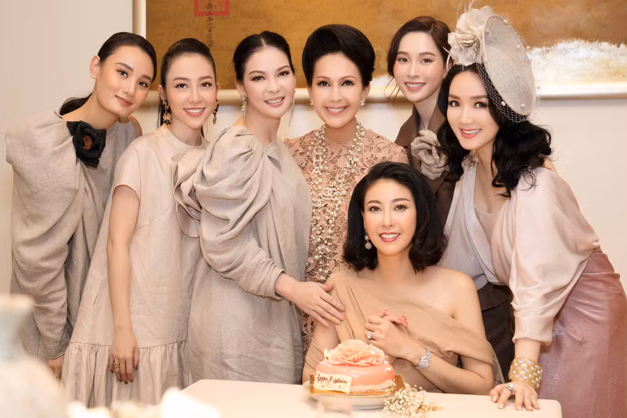 Bữa tiệc sinh nhật quy tụ toàn mỹ nhân đình đám của Hoa hậu Việt Nam 