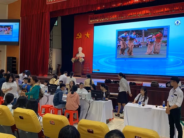 Tại Trường ĐH Ngân hàng TPHCM dù là ngày cuối tuần nhưng thí sinh đến làm thủ tục nhập học rất nhộn nhịp Tại Trường ĐH Ngân hàng TPHCM dù là ngày cuối tuần nhưng thí sinh đến làm thủ tục nhập học rất nhộn nhịp