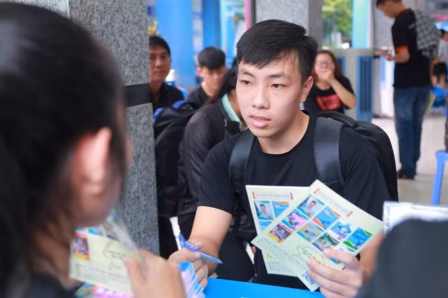 Nhiều thí sinh cho biết tranh thủ đến trường làm thủ tục nhập học ngày cuối tuần để còn có thời gian chuẩn bị điều kiện học tập tại TPHCM Nhiều thí sinh cho biết tranh thủ đến trường làm thủ tục nhập học ngày cuối tuần để còn có thời gian chuẩn bị điều kiện học tập tại TPHCM
