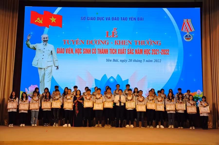 Lãnh đạo UBND tỉnh và Sở GD&ĐT Yên Bái trao Bằng khen cho học sinh có thành tích xuất sắc.