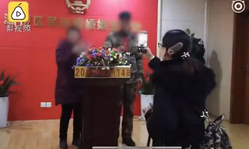 Con gái đưa bố đẻ và mẹ chồng đi... kết hôn ảnh 1 Lễ nhận giấy kết hôn của ông Zhao Jun và người vợ mới ở Cục Dân chính.