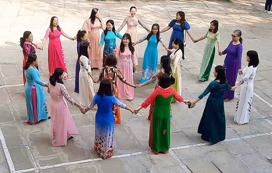 Nét duyên dáng, dịu dàng của phụ nữ ngành GD trong trang phục áo dài.