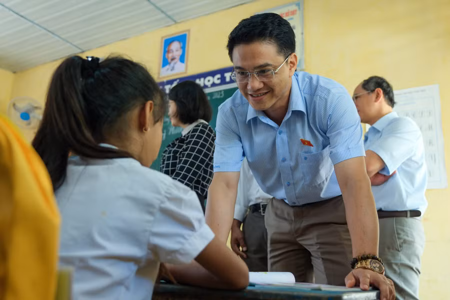 Đại diện đoàn giám sát của UBTV Quốc hội trao đổi với học sinh.