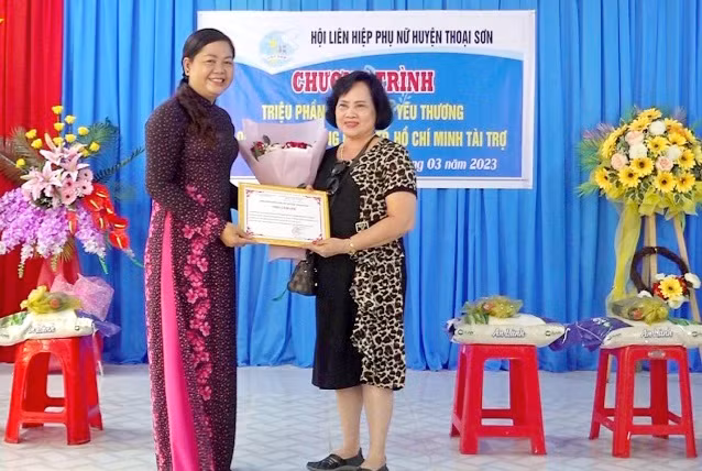 Đại diện Hội Liên hiệp Phụ nữ huyện Thoại Sơn (An Giang) trao giấy cảm ơn cho đại diện nhà tài trợ. Đại diện Hội Liên hiệp Phụ nữ huyện Thoại Sơn (An Giang) trao giấy cảm ơn cho đại diện nhà tài trợ.