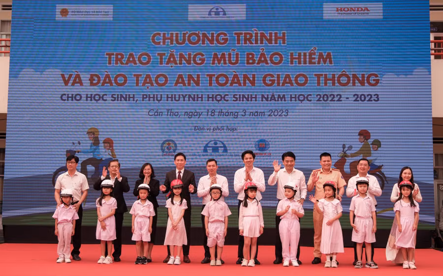 Đại biểu trao nón cho học sinh tại buổi lễ. Đại biểu trao nón cho học sinh tại buổi lễ.