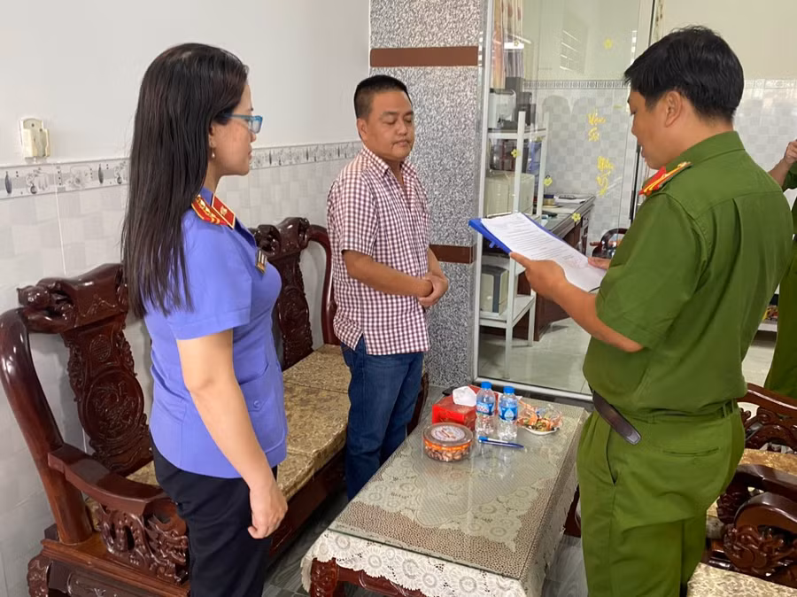 Cán bộ điều tra tống đạt quyết định khởi tố bị can, bắt tạm giam Nguyễn Sỹ Hùng tại tỉnh Bến Tre.