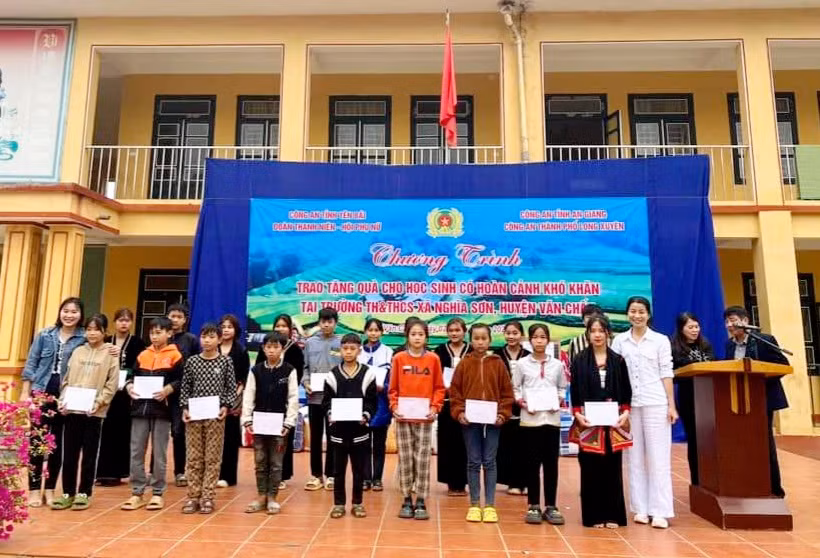 Công an An Giang trao yêu thương cho học sinh khó khăn vùng cao ảnh 1