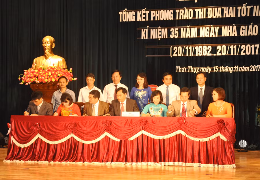 Lễ ký cam kết và phát động Phong trào thi đua hai tốt năm học 2017 – 2017. Lễ ký cam kết và phát động Phong trào thi đua hai tốt năm học 2017 – 2017.