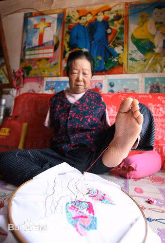 kham phuc cu ba 70 tuoi lam moi viec bang chan - 4