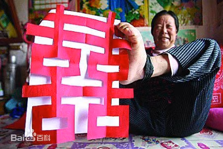 kham phuc cu ba 70 tuoi lam moi viec bang chan - 5