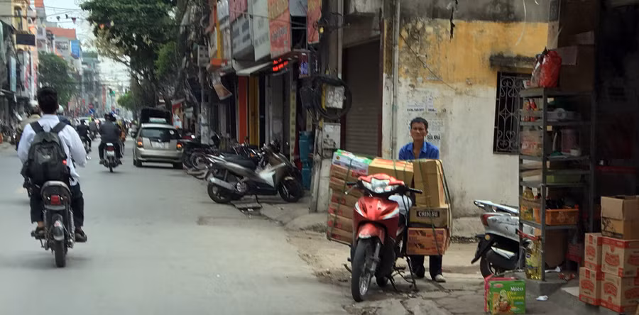 Vỉa hè gần như biến mất bởi sự lấn chiếm trên phố Trương Định (Hà Nội)