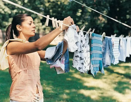 Mẹo hay giúp bạn giữ quần áo luôn khô ráo thơm tho trong những ngày mưa gió - Hình 2