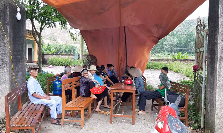 Đường vào Khu liên hợp xử lý rác thải Nam Sơn vẫn bị người dân lập chốt chặn lại