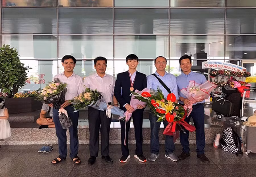 Thầy Trịnh Đình Hải (đứng thứ 2, từ trái sang) ra sân bay đón Trần Ngọc Khánh (đứng giữa) học sinh lớp 11 chuyên Lý, Trường THPT chuyên Hạ Long, đoạt Huy chương Đồng Olympic Vật lý châu Âu (EuPhO) 2019 lần thứ III, tổ chức tại thủ đô Riga của Latvia. Đây là lần đầu tiên Đoàn Việt Nam tham dự kỳ thi EuPhO, và đã đoạt 1 Huy chương Bạc, 2 Huy chương Đồng và 1 Bằng khen. Thầy Trịnh Đình Hải (đứng thứ 2, từ trái sang) ra sân bay đón Trần Ngọc Khánh (đứng giữa) học sinh lớp 11 chuyên Lý, Trường THPT chuyên Hạ Long, đoạt Huy chương Đồng Olympic Vật lý châu Âu (EuPhO) 2019 lần thứ III, tổ chức tại thủ đô Riga của Latvia. Đây là lần đầu tiên Đoàn Việt Nam tham dự kỳ thi EuPhO, và đã đoạt 1 Huy chương Bạc, 2 Huy chương Đồng và 1 Bằng khen.